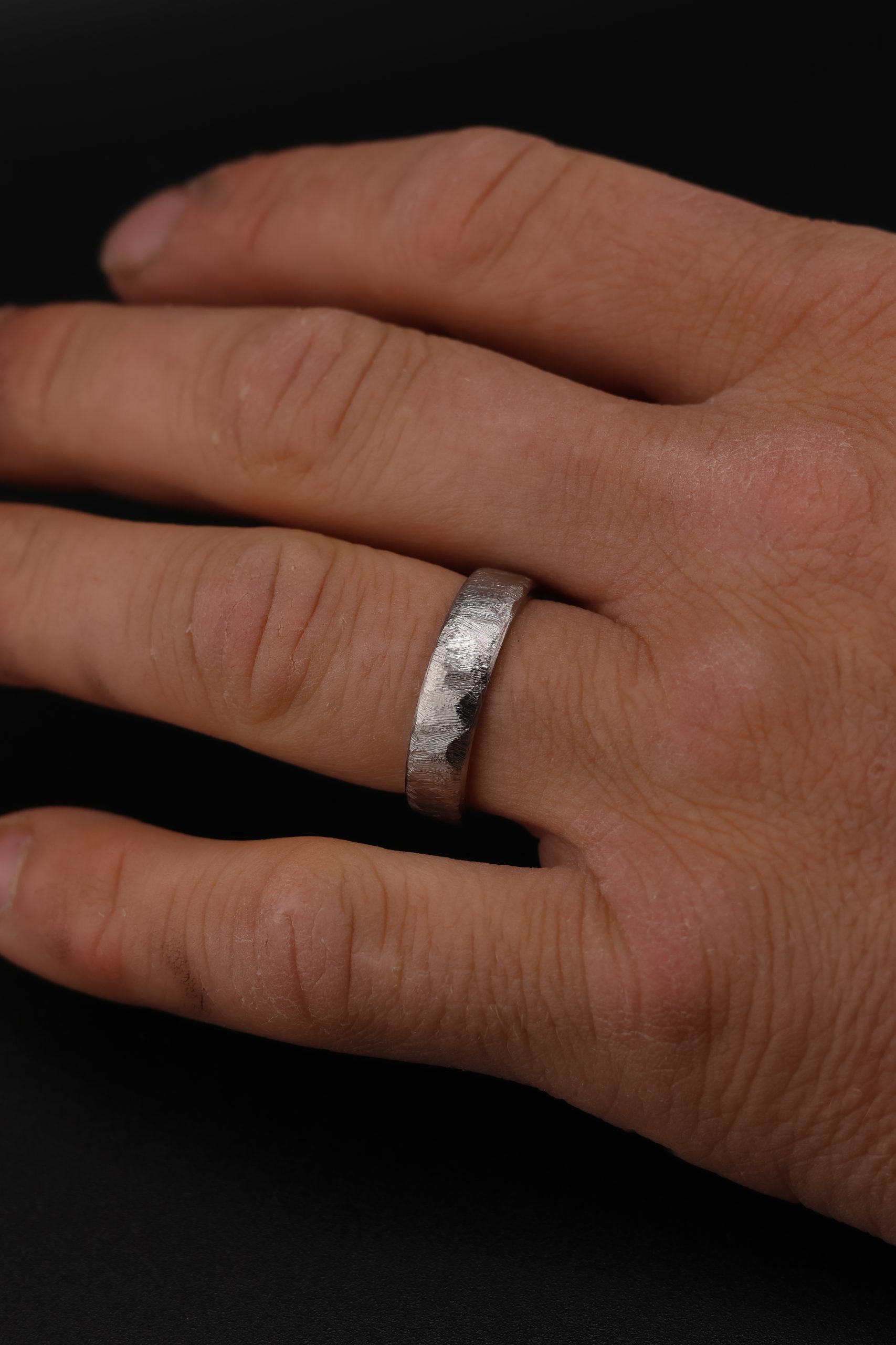 9E2A4313 Titanium Wedding Ring with Platinum Liner – Cast Texture - Image 2