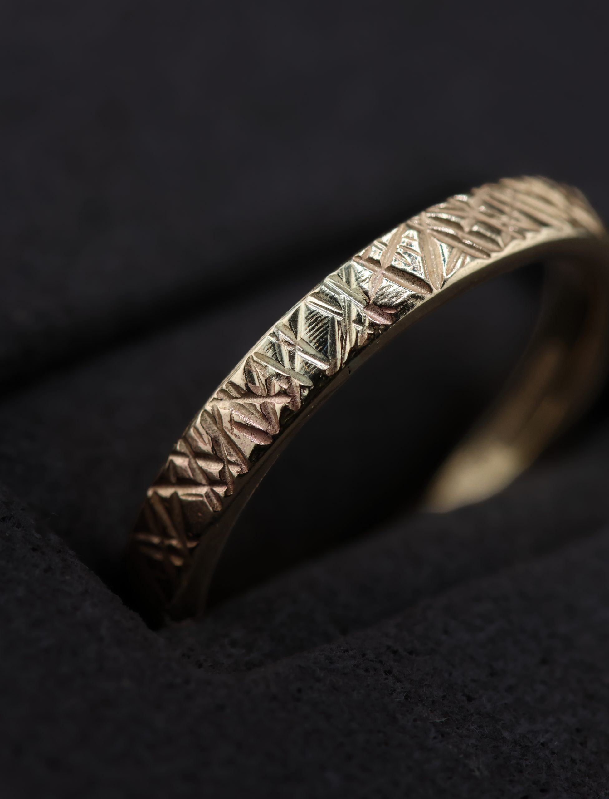 9E2A5773 9ct Yellow Gold Prism Hammered Wedding Ring - Image 3
