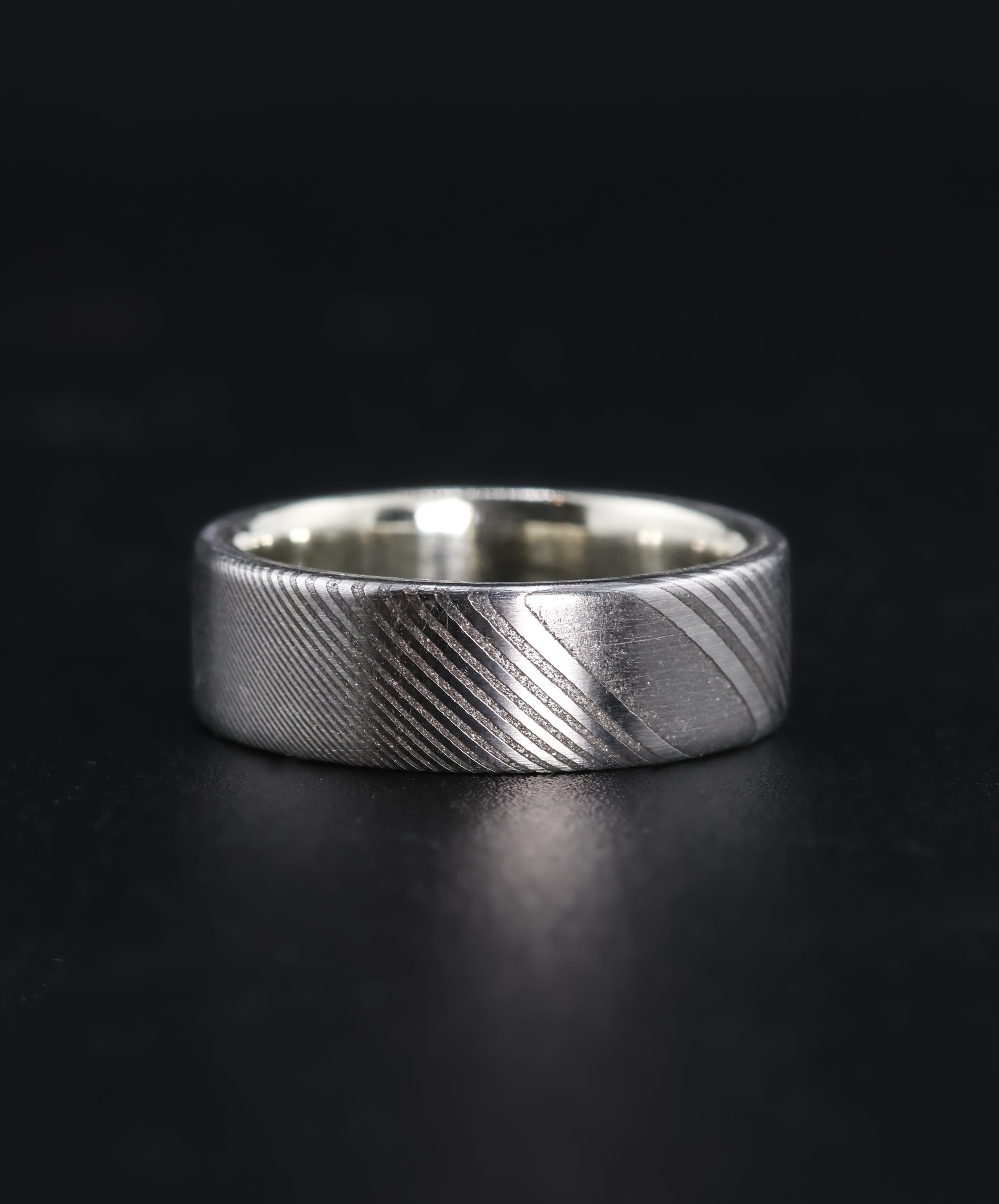 9E2A6462 Twisted Damascus Steel Wedding Ring with Platinum Liner - Image 2